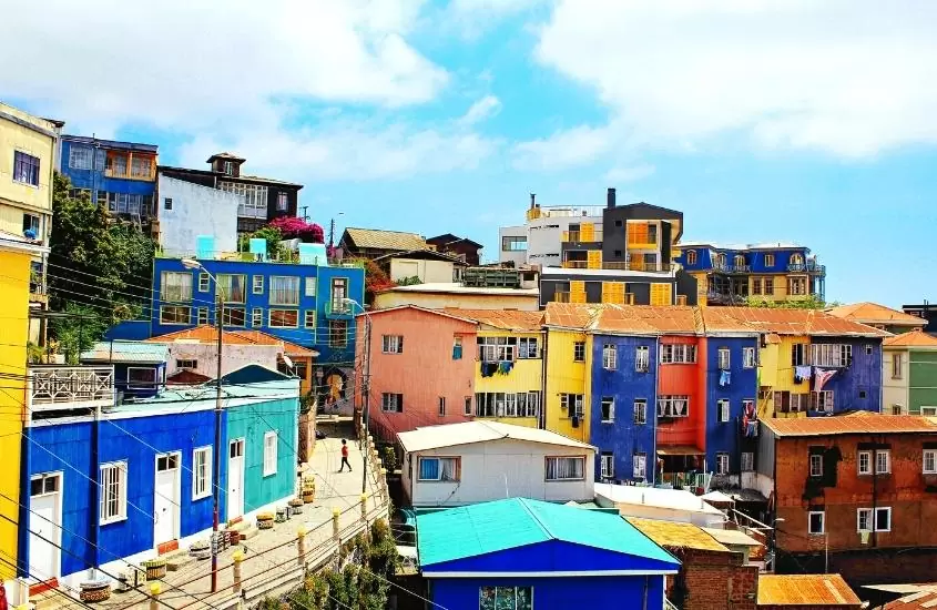 durante o dia, casas coloridas em valparaíso, um dos pontos turísticos do chile