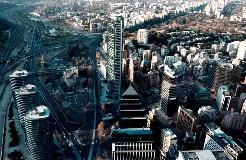 vista aérea de prédios e estradas, durante o dia em santiago do chile