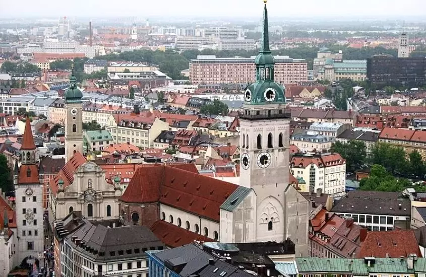 vista aérea de prédios, casas e igrejas, durante o dia
