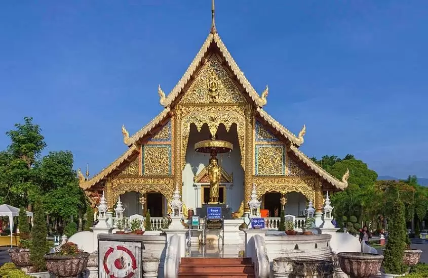 durante o dia, construção no estilo lanna, onde funciona um dos templos em chiang mai