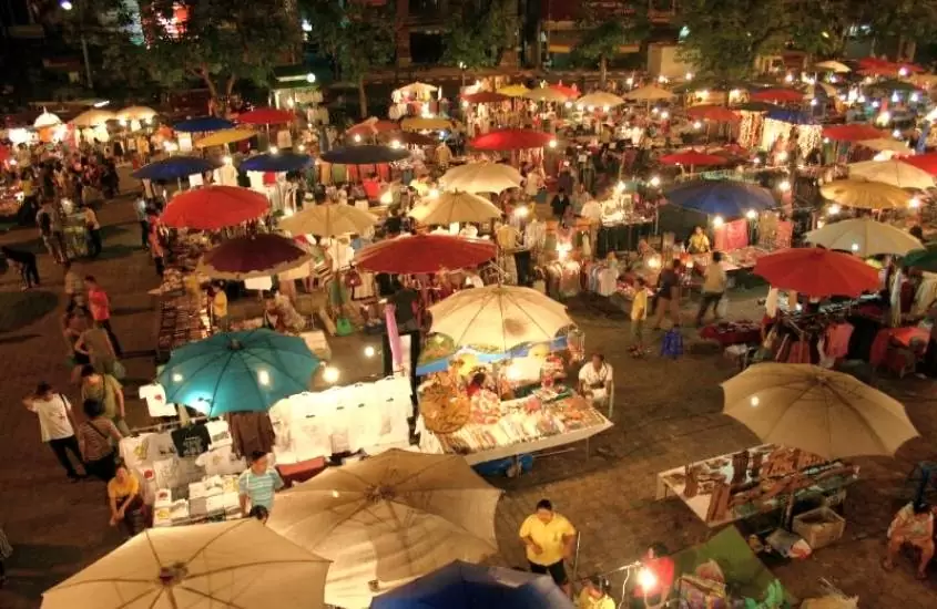 vista aérea de barracas de comida em mercado ao ar livre, durante a noite