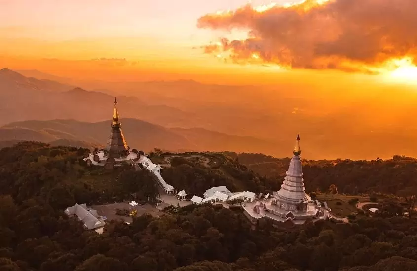 vista aérea de mirantes com vista para montanhas, durante entardecer em chiang mai tailândia