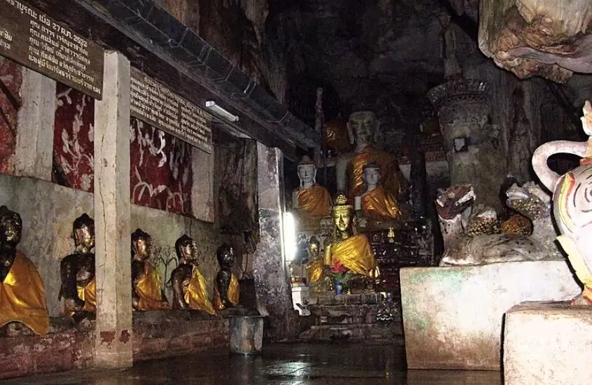 estátuas de buda em interior de cavernas de chiang dao