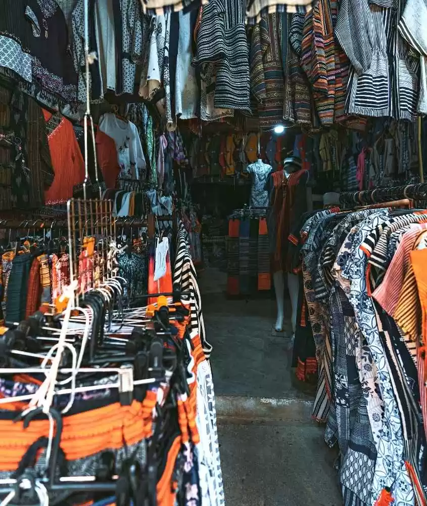 roupas coloridas expostas para venda em um shopping, atração para quem busca o que fazer em Chiang Mai com chuva