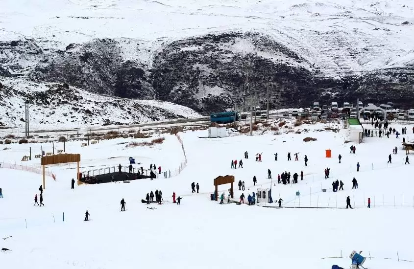 durante o dia, pessoas em estação de esqui, opção para quem procura o que fazer em santiago do chile no inverno