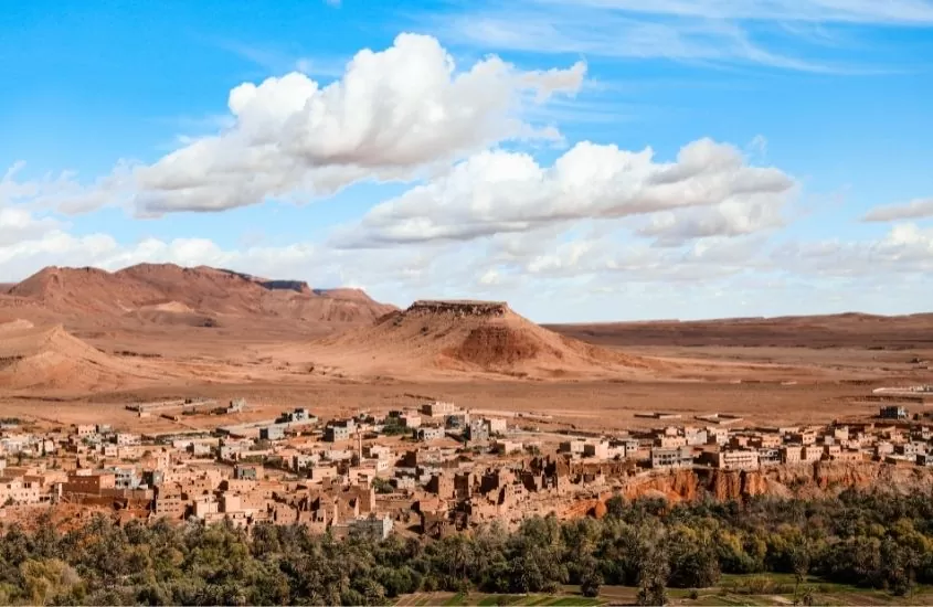 vista aérea de árvores, casas e areia, durante o dia em tinghir, destino para um roteiro marrocos