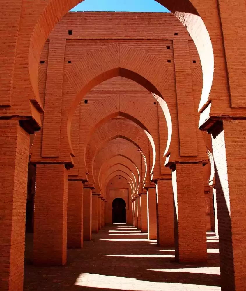 raios de sol em prédio de concreto marrom em um dos melhores destinos marrocos