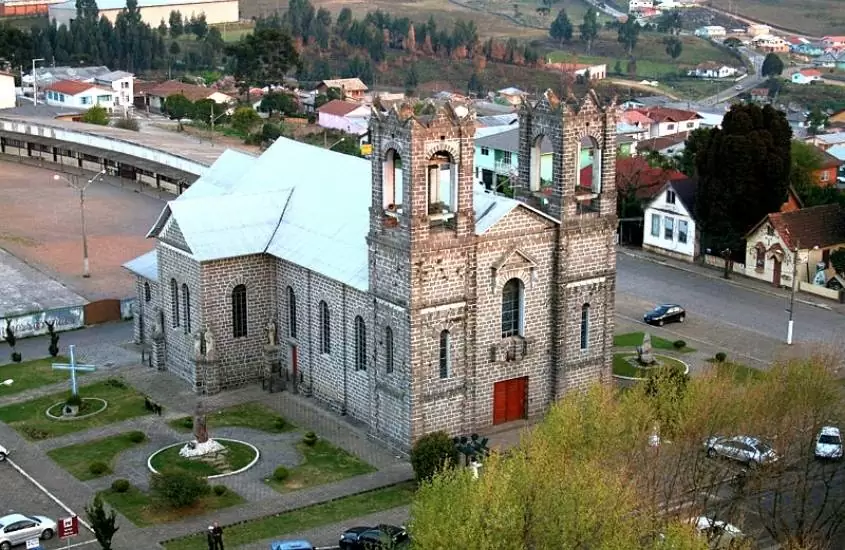 vista aérea de casas em frente a igreja de são joaquim, cidade para quem busca o que fazer na serra catarinense