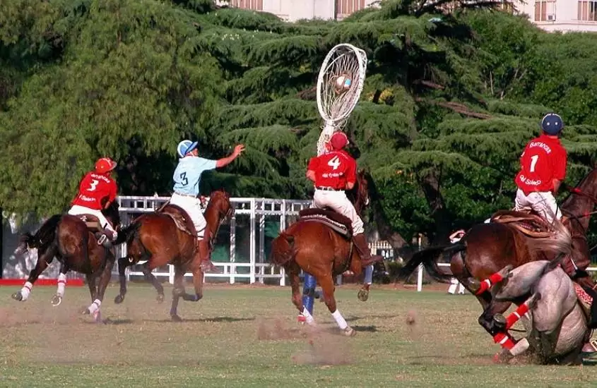 durante o dia, em campo, homens a cavalo jogando 'el pato' que de acordo com curiosidades culturais da Argentina é o esporte oficial do país