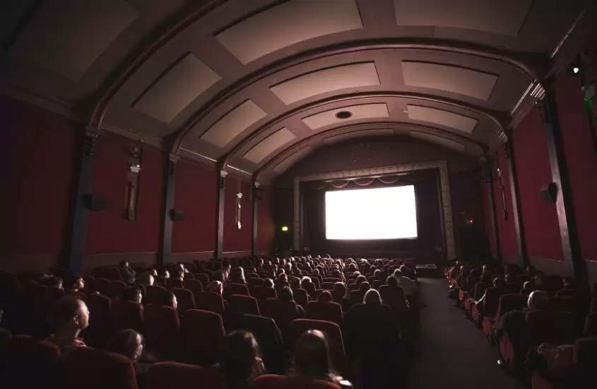 pessoas assistindo a filme em cinema, um dos pontos turísticos da Argentina