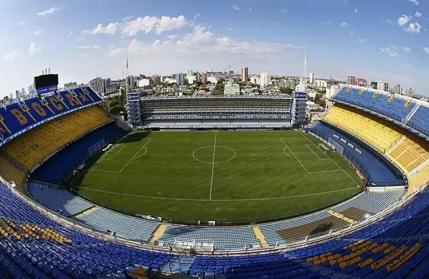durante o dia, vista aérea de estádio de futebol com arquibancadas azuis e amarelas