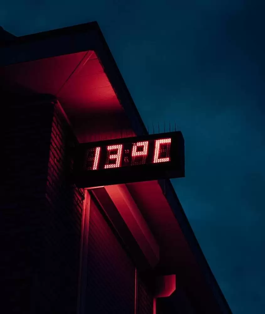 durante a noite, termômetro preto exibe 13º