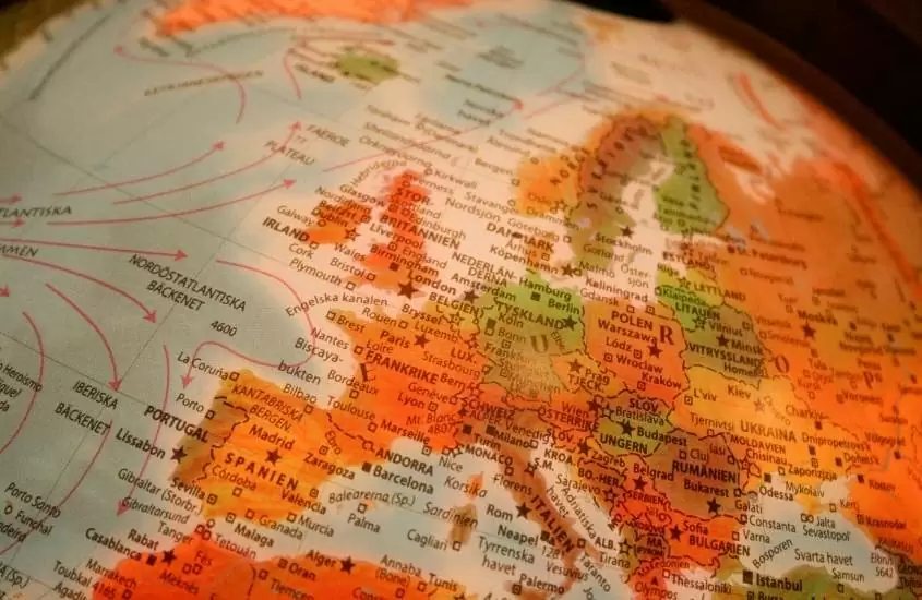 globo terrestre mostrando países da europa