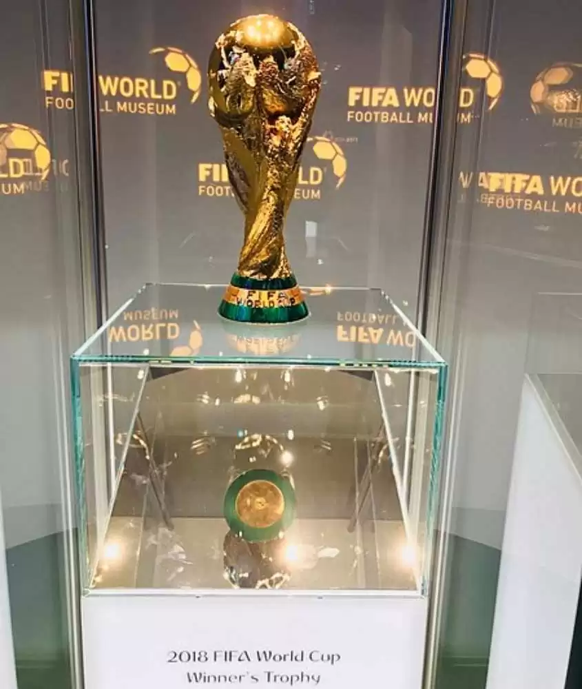 taça dourada e verde, onde há escrito 'fifa world cup' exposta em museu da fifa, um dos pontos turísticos de zurique