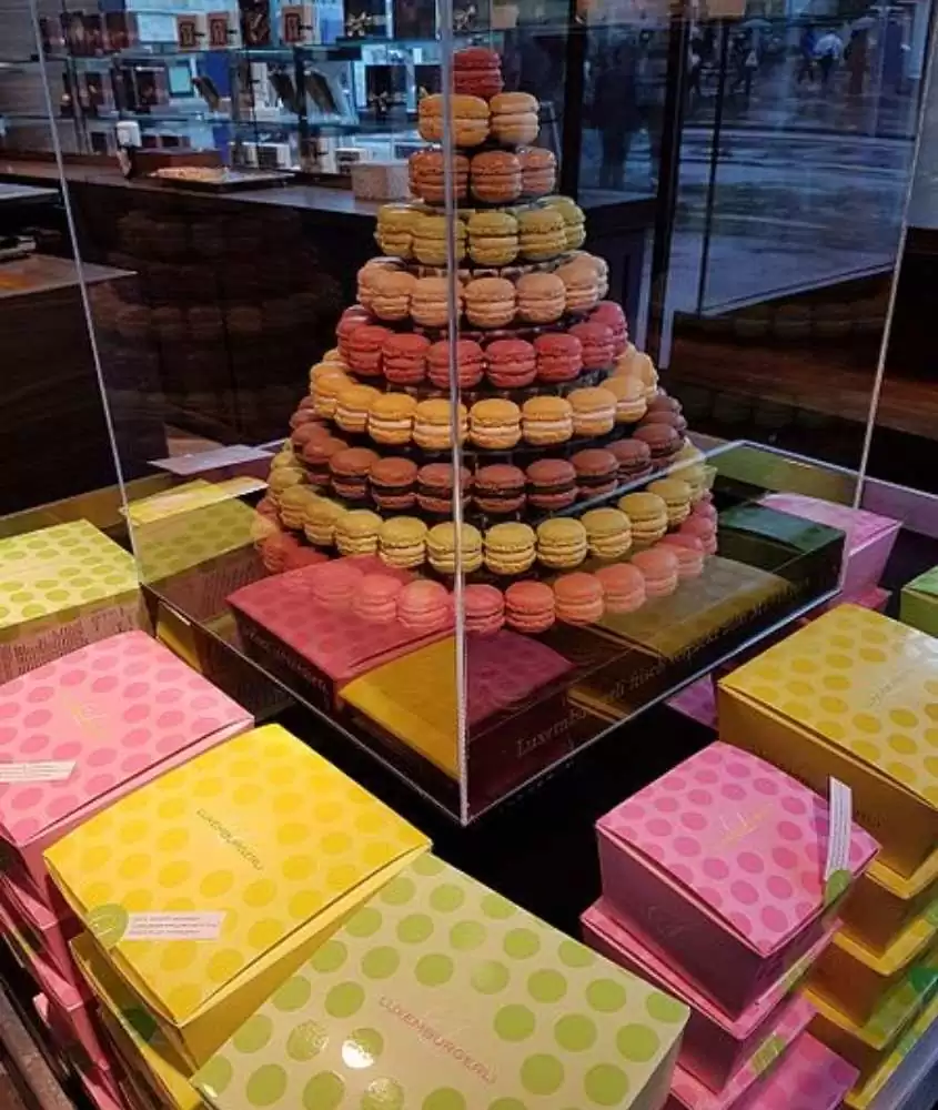 durante o dia, macarons coloridos expostos em vitrine de confeitaria