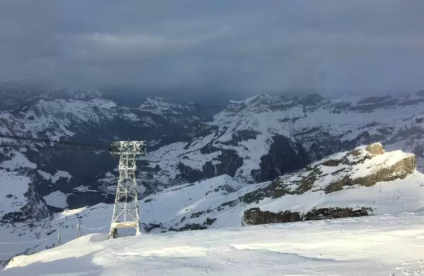 durante o dia, estação de esqui em montanha coberta de nerve