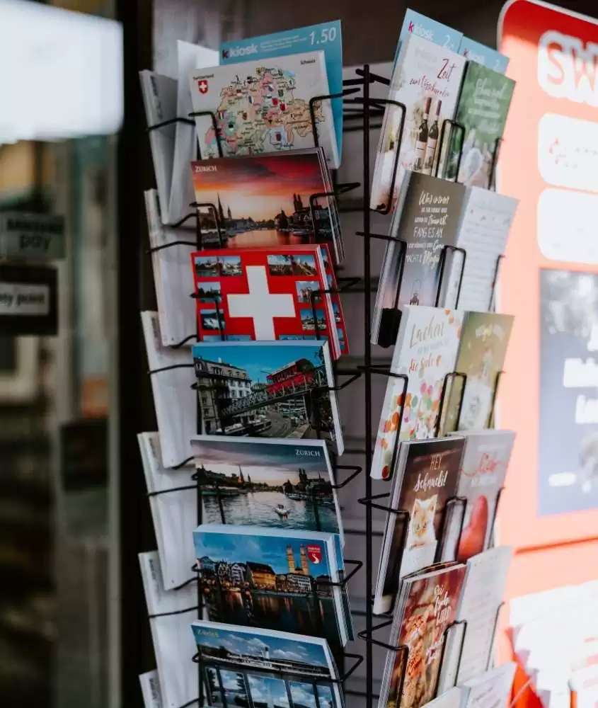 durante o dia, cartões-postais pontos turísticos de zurique, expostos para venda em banca de jornal