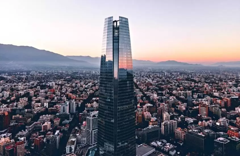 durante entardecer, vista aérea do maior edifício da américa latina e diversos prédios ao redor