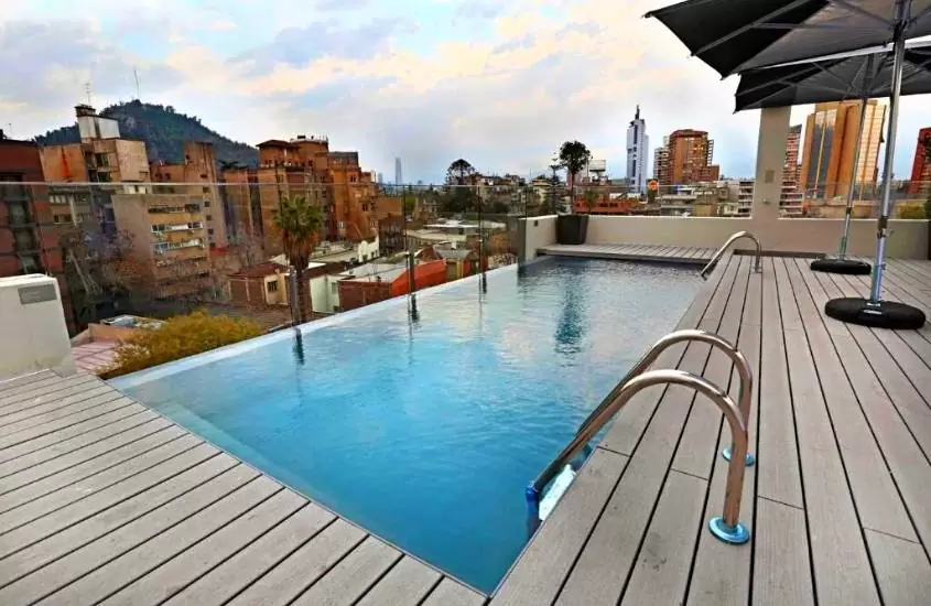 durante o dia, piscina em cobertura de um dos hotéis em santiago do chile com vista para a cidade