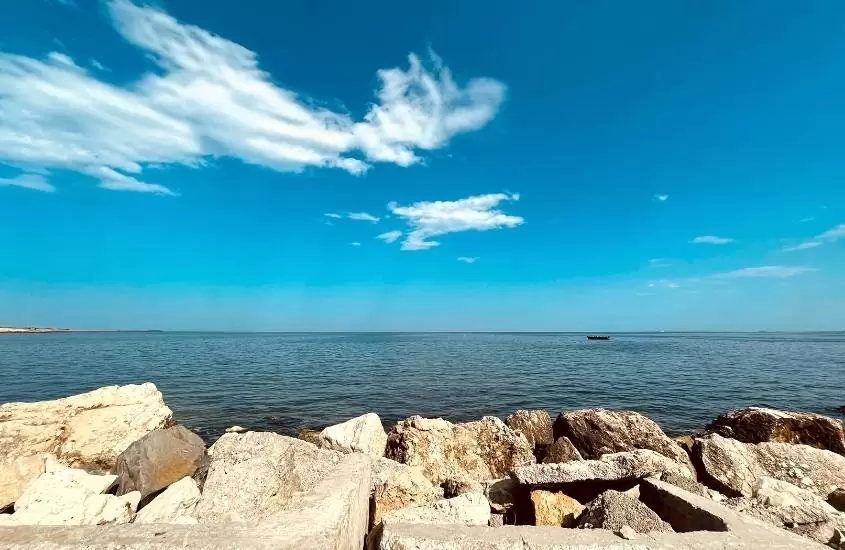 durante o dia, rochas em frente a mar de praia, um dos pontos turísticos da romênia