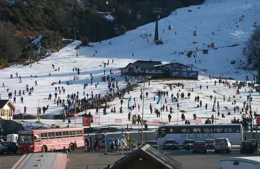 durante o dia, pessoas esquiando em piedras blacas, lugar para quem busca o que fazer em bariloche no inverno