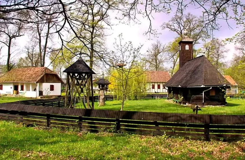 durante o dia, casas e igrejas em gramado de museu ao ar livre, atração para quem busca o que fazer na romênia