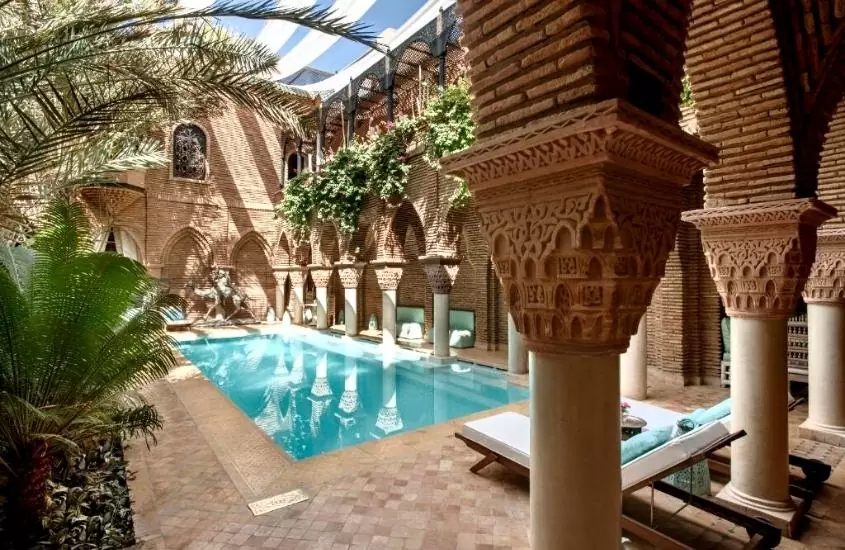 durante o dia, piscina em pátio de riad em marrakech