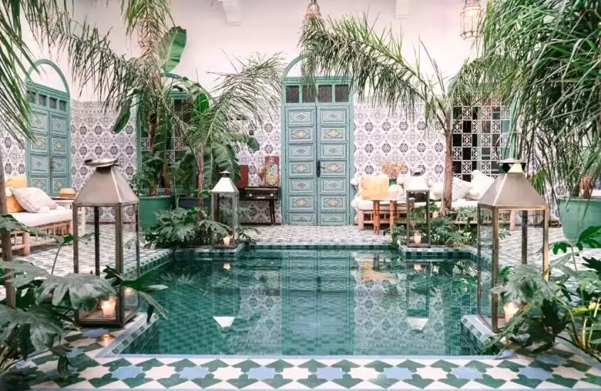 durante o dia, plantas ao redor de piscina de um riad onde ficar em marrakech