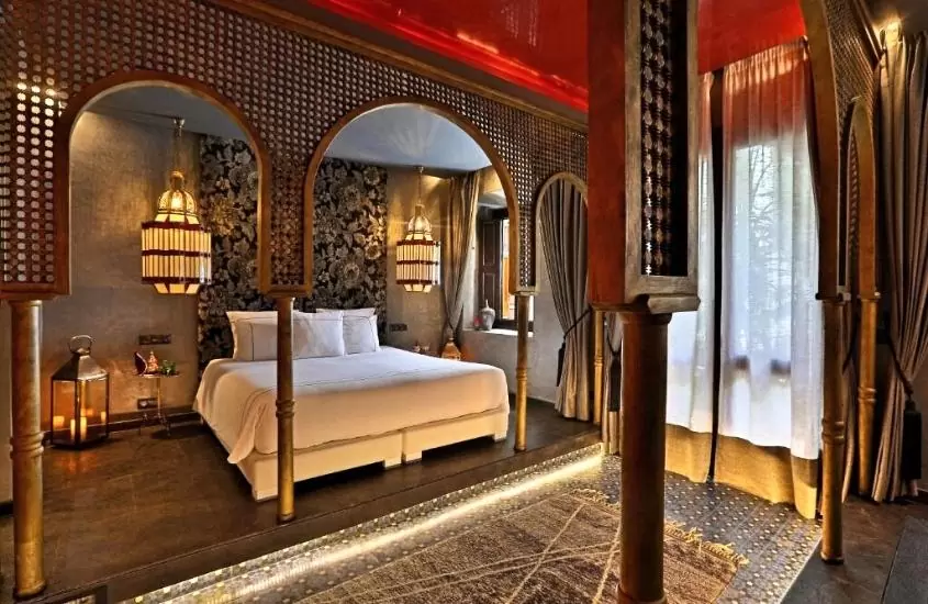 cama de casal em suíte de um riad onde ficar em marrakech
