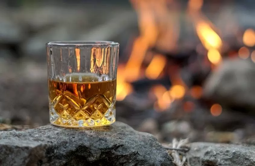copo de vidro cheio de bourbon, uma das bebidas típicas dos Estados Unidos
