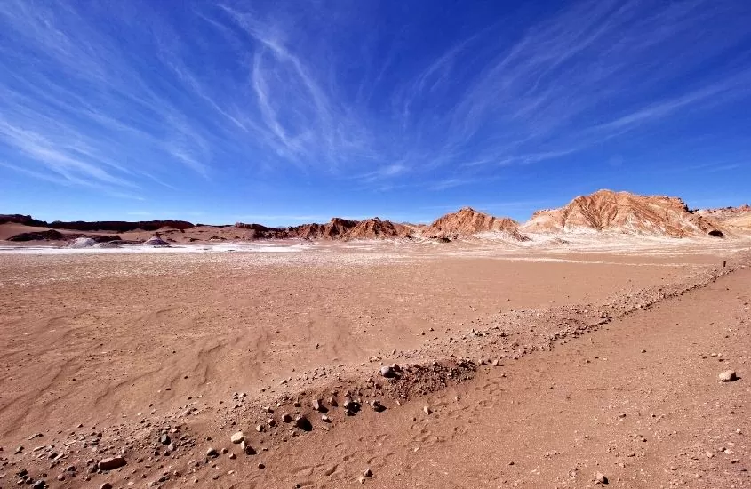durante dia ensolarado, vista aérea de areia e rochas em deserto