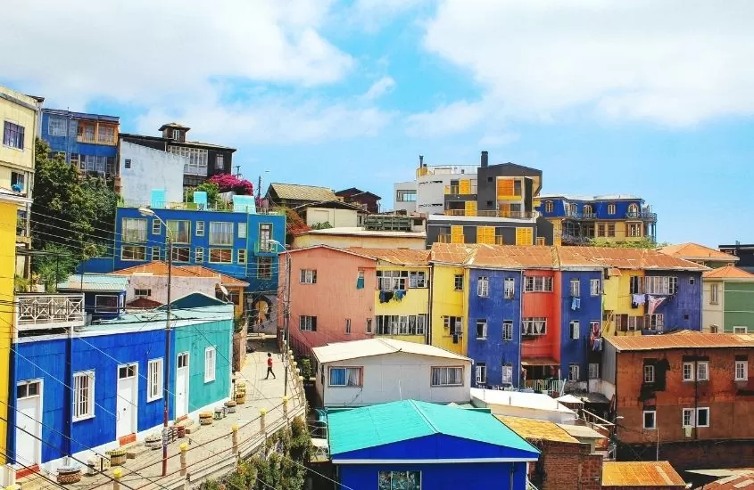 durante o dia, vista aérea de diversas casas coloridas, lado a lado em ruas de valparaíso, destino para quem busca o que fazer no chile