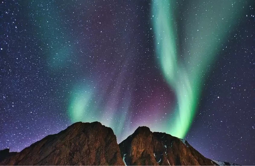 durante a noite, montanhas sob céu estrelado, durante aurora boreal