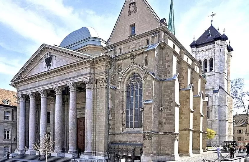 durante o dia, catedral em estilo românico-gótico que é um dos pontos turísticos da suíça