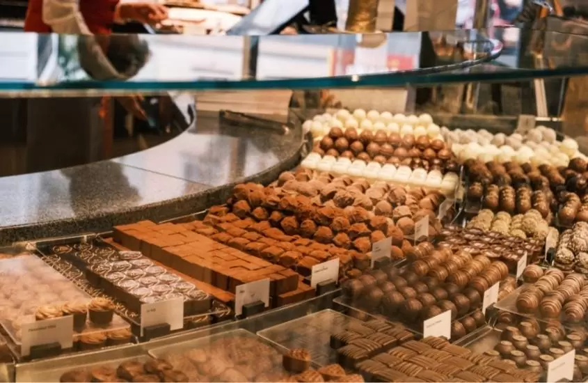 diversos bombons de chocolates suíços expostos para venda em loja