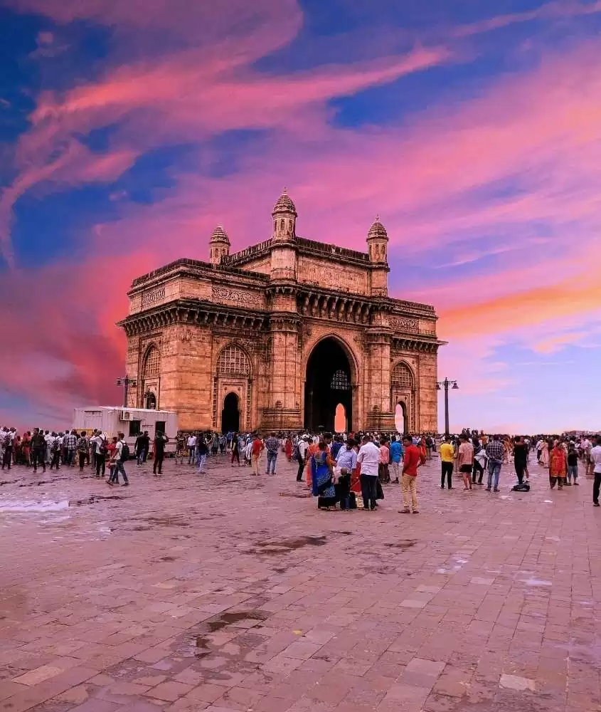 durante entardecer, pessoas caminhando em frente a portal da india, cartão-postal de uma cidade indiana