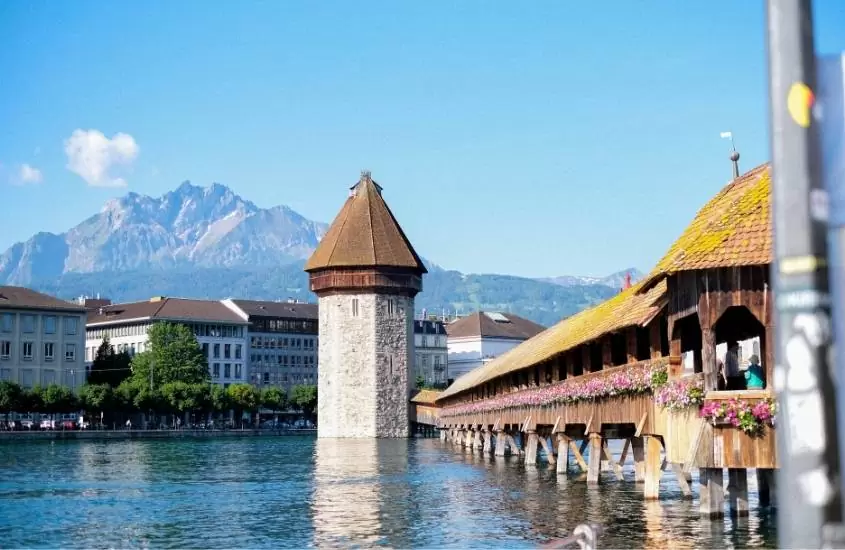 durante o dia, construções medievais ao redor de lago em lucerna, uma das cidades da suíça para visitar