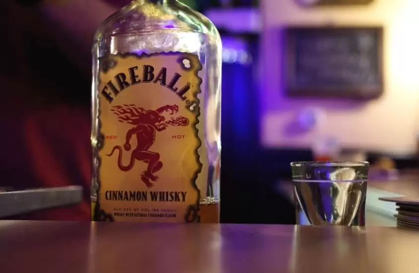 garrafa de vidro, onde há escrito ''fireball', nome de uma bebida típica do Canadá