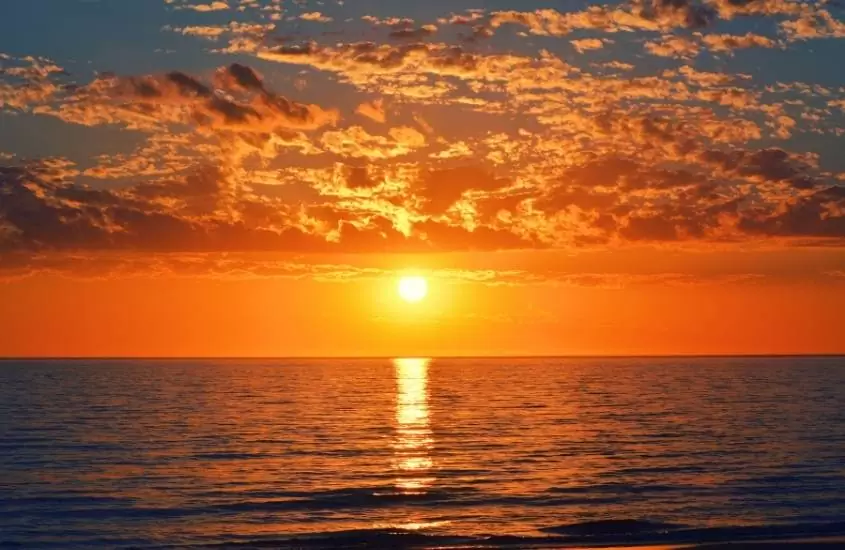 raios de sol refletindo em mar durante entardecer em uma das praias em punta del este