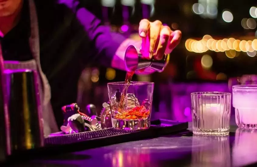 barman servindo drink em clube, atração para quem busca o que fazer em punta del este a noite