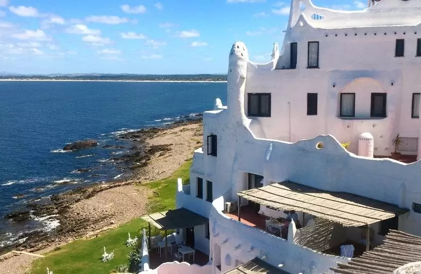 durante o dia, casa branca à beira-mar, que é um dos pontos turísticos de Punta del Este
