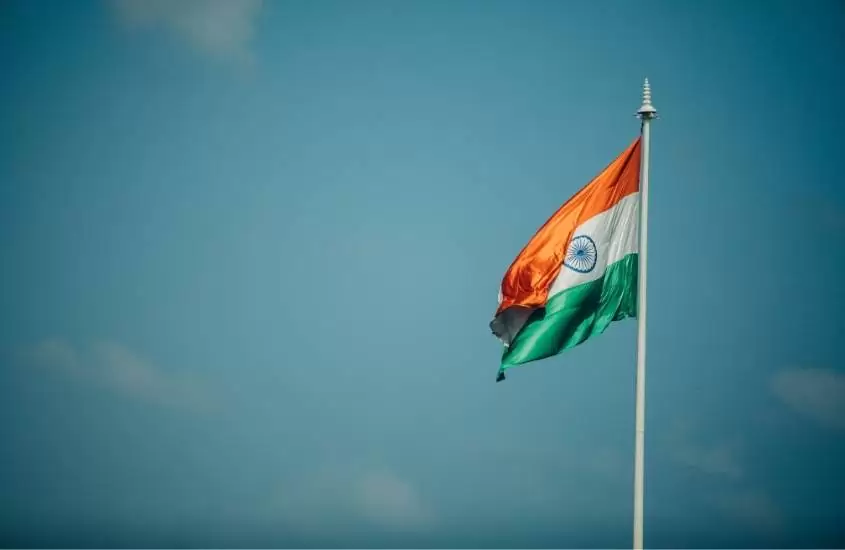 durante o dia, bandeira laranja, branca e verde da índia, hasteada sob céu azul