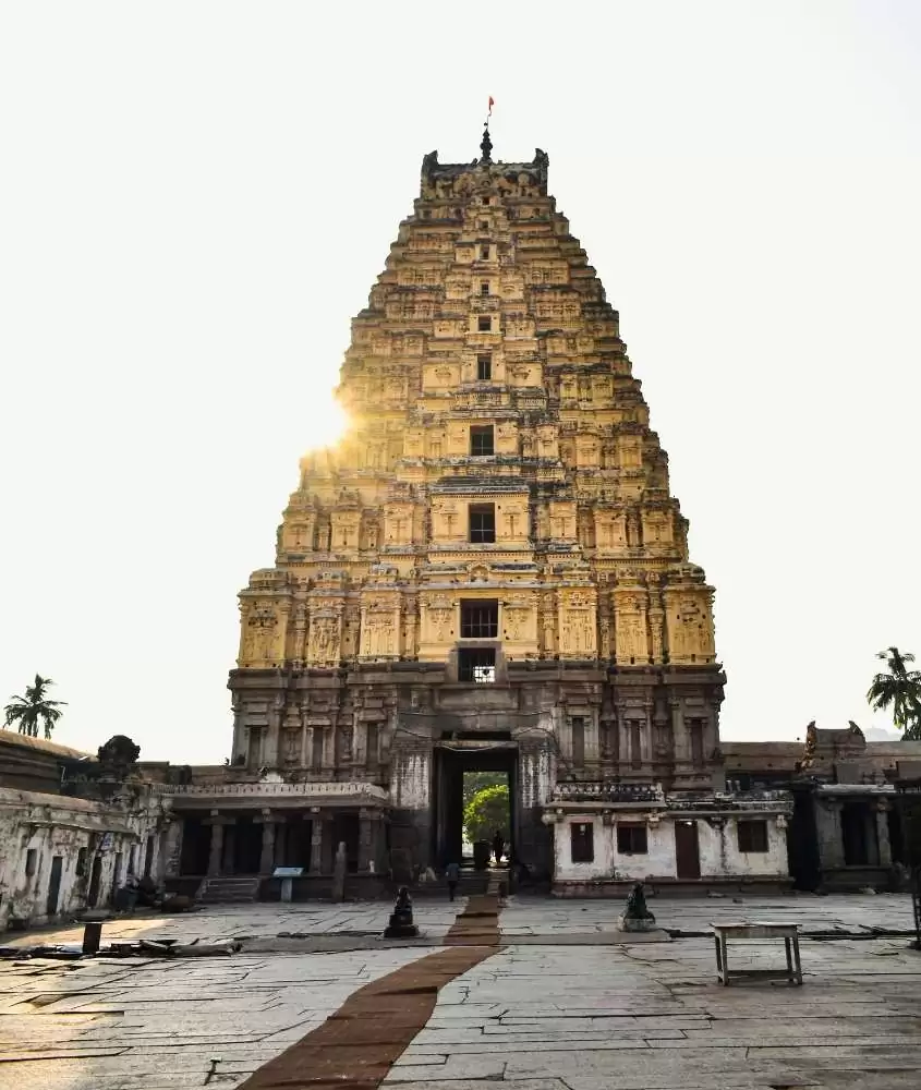 durante o dia, grande templo com arquitetura triangular que é um dos pontos turísticos da Índia mais visitados