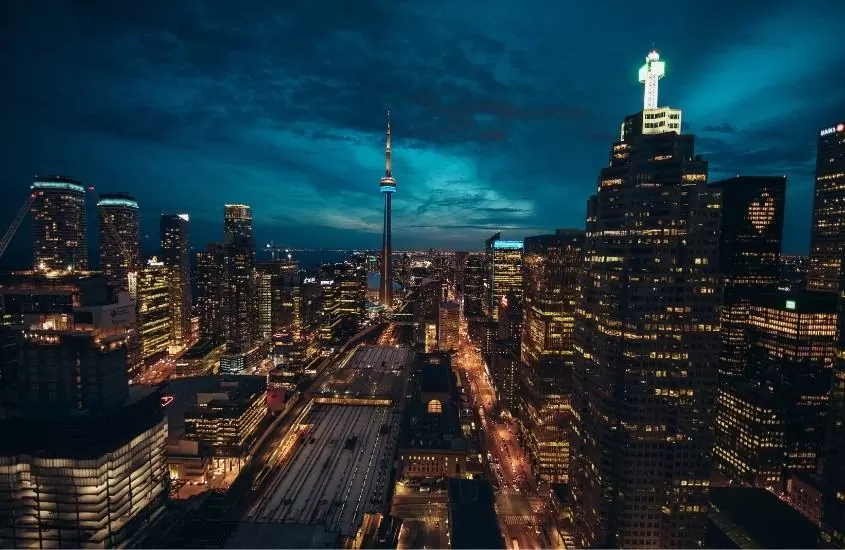 durante a noite, prédios iluminados em Entertainment District, lugar onde ficar em Toronto