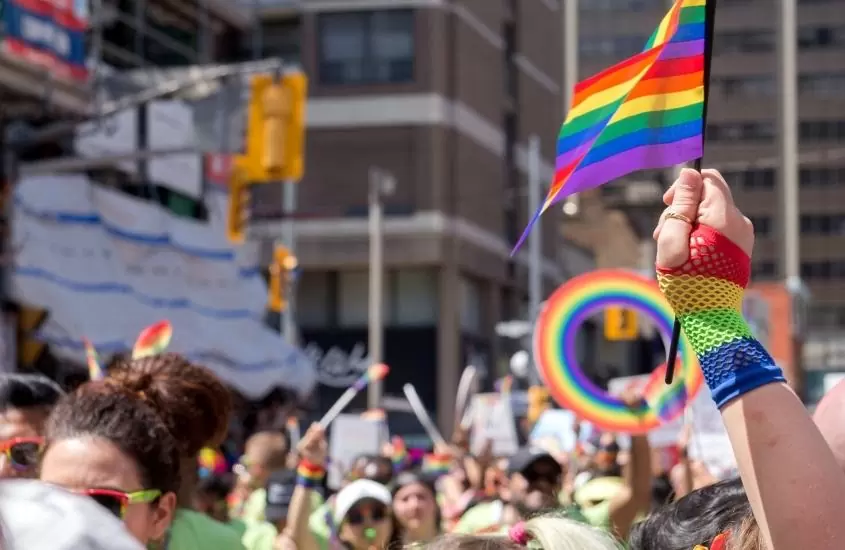 durante o dia, pessoas segurando bandeiras arco-íris durante a pride toronto Canadá