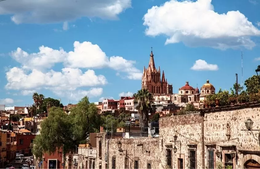 durante o dia, igrejas e casas em ruas de san miguel de allende, um dos pontos turisticos do mexico mais conhecidos