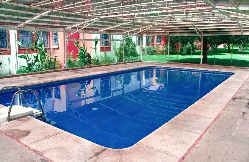 durante o dia, piscina em área de lazer coberta de hotel