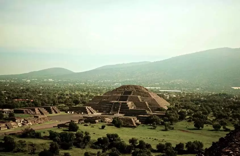 durante o dia, pirâmides em sítio arqueológico em san juan teotihuacan, um dos pontos turísticos do México
