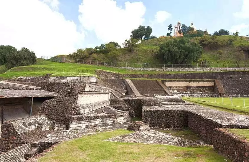 durante o dia, ruinas de pirâmide que, de acordo com curiosidades sobre o México, é a maior do mundo