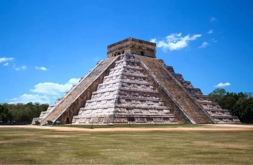 durante o dia, grande pirâmide maia sob céu azul